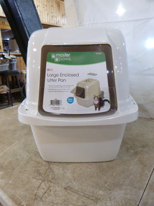 lot 13 image: Master Paws Large Enclosed Litter Pan