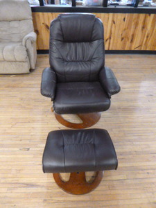 lot 74 image: Recliner with Ottoman