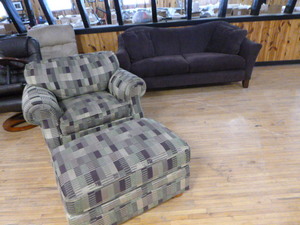 lot 75 image: Broyhill Couch and Guardian Overstuff Chair with Ottoman