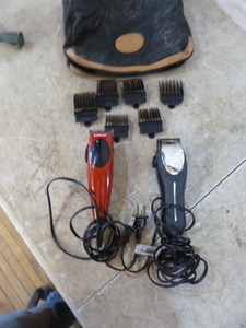 lot 92 image: 2 Razors