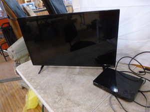 lot 109 image: Vizio 32 Smart LED TV