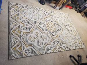 lot 39 image: allen  roth CATLEY 5 x 7.5 ft Wool Grey-charcoal Medallion French Country Area Rug - Damaged, see Notes
