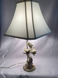 lot 83 image: Resin Bird Themed Table Lamp
