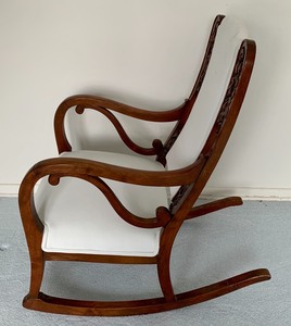 lot 9 image: Vintage Rocking Chair with an Elegant Design