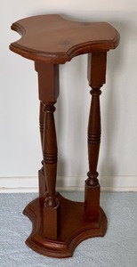 lot 14 image: Vintage Pedestal