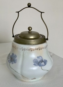 lot 18 image: Antique English Cracker Jar