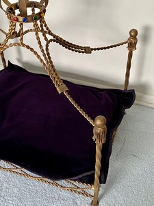 lot 38 image: Unique Pet Bed Fit for Royalty