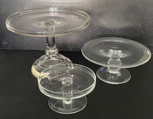 lot 30 image: Vintage Glassware including a Vintage Cake Plate