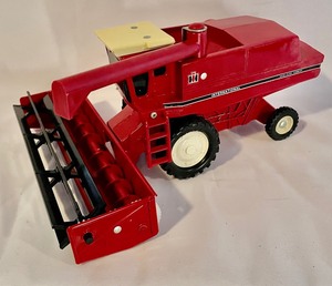 lot 165 image: International Axial-Flow Combine