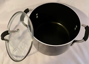 lot 184 image: Kitchen Essentials Calphalon Stock Pot
