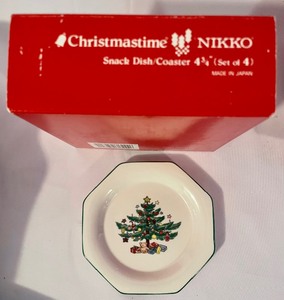 lot 185 image: Holiday Grouping