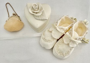 lot 201 image: Darling Decor