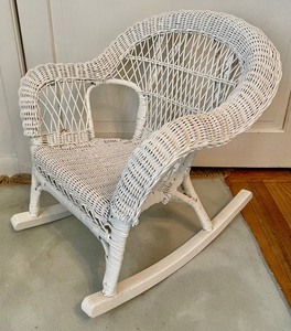 lot 219 image: Childrens White Wicker Rocking Chair