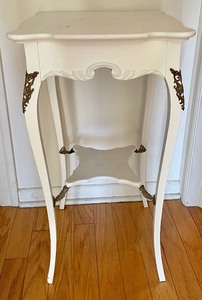 lot 245 image: Amazing Accent Table