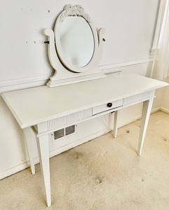 lot 247 image: Fabulous Vanity Table