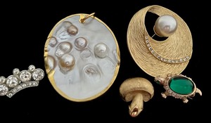 lot 124 image: Fun Variety of Brooches and Pendant