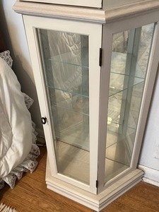 lot 115 image: Vintage Curio Cabinet