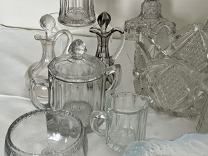 lot 100 image: An Array of Beautiful Vintage Glassware
