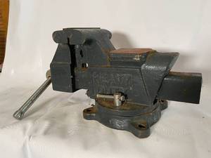 lot 261 image: LARGE Heavy Duty Bench Vise