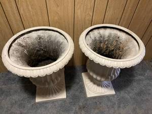 lot 264 image: 2 Large Resin Garden Planters