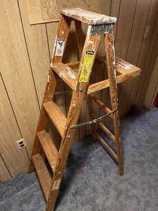 lot 267 image: 5 Foot Werner Wooden Step Ladder