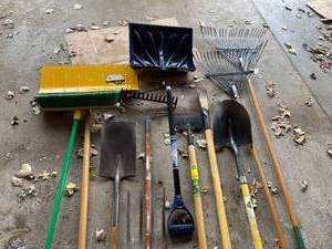 lot 269 image: Long Handled Tool Lot