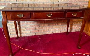 lot 283 image: Wooden 3 Drawer Desk and Office Chair