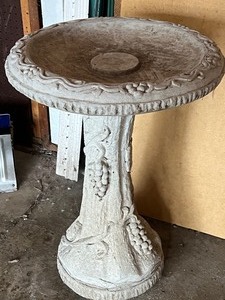 lot 298 image: Outdoor Decorative Bird Bath