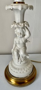 lot 290 image: Fine Figural Lamp