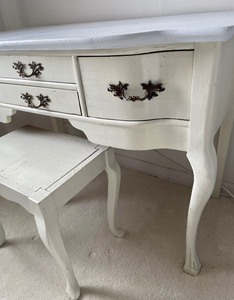 lot 289 image: Vintage Painted Desk and Stool