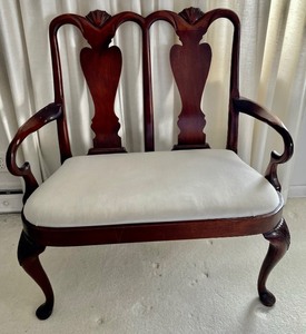 lot 288 image: Classy Accent Bench