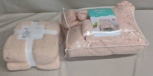 lot 97 image: Seersucker Comforter Set  Pillowfort (TWIN) and Sherpa Bed Blanket - Room Essentials