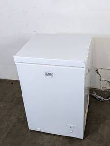 lot 124 image: BLACKDECKER BCFK356 3.5 cu. Ft. Manual Defrost Chest Freezer - White