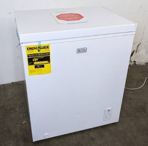 lot 127 image: BLACK AND DECKER 5.1 cu. ft. Chest Freezer in White