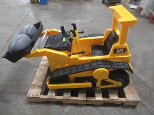 lot 144 image: Kid Trax Caterpillar D9 Bulldozer Toddler Ride On Toy, 12 Volt Battery, KT1136 - Bad Battery - Slight Cracked Part on tread.