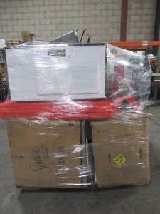 lot 153 image: MIXED PALLET (22 Pieces) OF FURNITURE, SMALL HOUSEWARES AND MORE - RETAIL VALUE $4,377.67