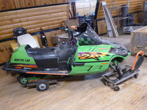 lot 2 image: 1998 Arctic Cat 600 Snowmobile