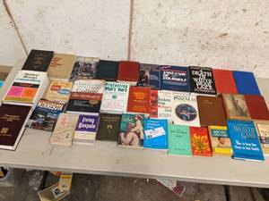 lot 06 image: Large Collection of 32 Vintage Books