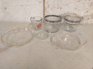 lot 14 image: 6 Piece Vintage Pyrex Collection