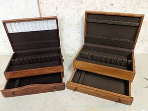 lot 18 image: 2 Beautiful Vintage Wooden Lined and Padded Silver Holders