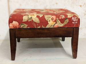 lot 41 image: Vintage Supertec Sofa Co. Ottoman- 20 x 24 x17