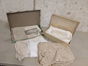 lot 44 image: Gorgeous Vintage Linens
