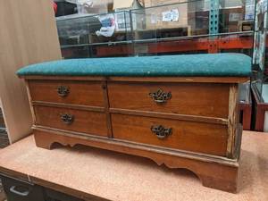 lot 23 image: Beautiful Vintage Lane Aroma-Tite Cedar Chest-44 x 15 x 19
