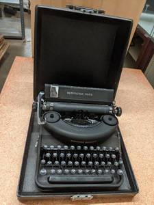 lot 51 image: Rare Vintage 1940s Remington Rand Typewriter & Case