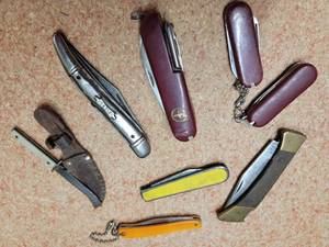 lot 83 image: Assorted Pocket Knives