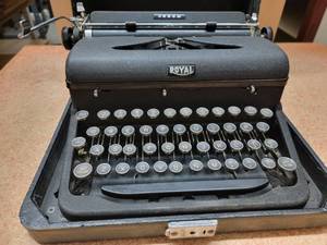 lot 95 image: Vintage Military Issued 1940s Royal Arrow Typewriter