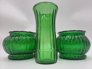 lot 102 image: 3 Gorgeous Green Vintage Vases