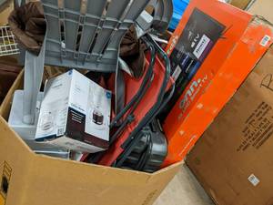 Pallet Box of Small Housewares Tel...