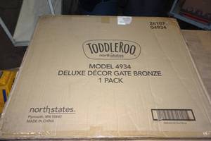 lot 11 image: ToddleRoo Model 4934 Deluxe Dcor Bronze Gate