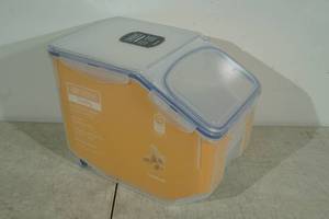 lot 20 image: New Easy Essentials 50.7 Cup Pantry Container